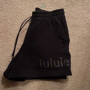 Lululemon Loungeful HR shorts graphic